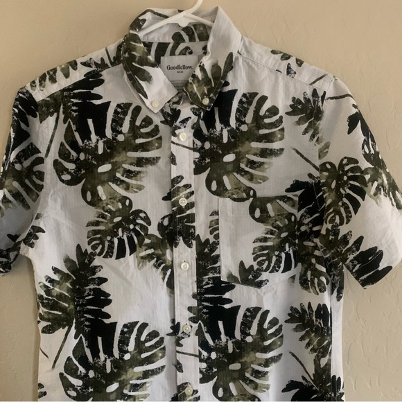Small Hawaiian Shirt Green, Black and White Split Leaf By Goodfellow - Picture 7 of 7